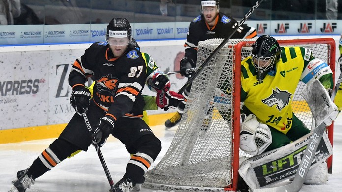 Na snímke vľavo hráč HK Dukla Ingema Michalovce Tomáš Bánovský, vpravo brankár MsHK DOXXbet Žilina Tomáš Fučík.