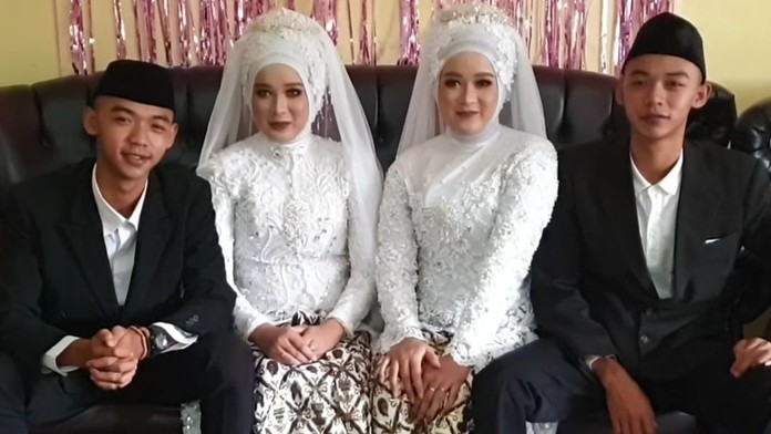 Identické dvojčatá sa vydali za identické dvojčatá.