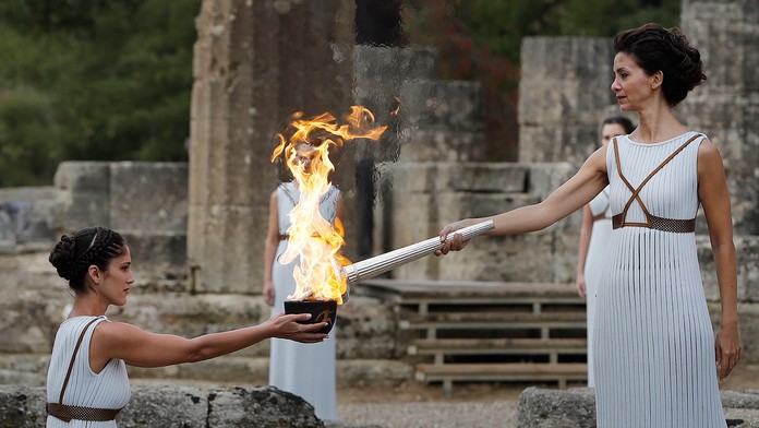 V antickej Olympii v utorok 24. októbra 2017 slávnostne zapálili oheň pre budúcoročné zimné olympijské hry.