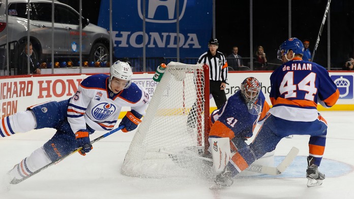 Na snímke druhý sprava slovenský brankár Islanders Jaroslav Halák.