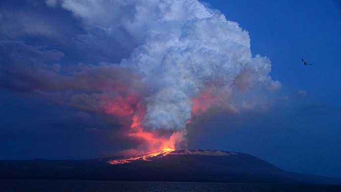 Na súostroví Galapágy vybuchla sopka.