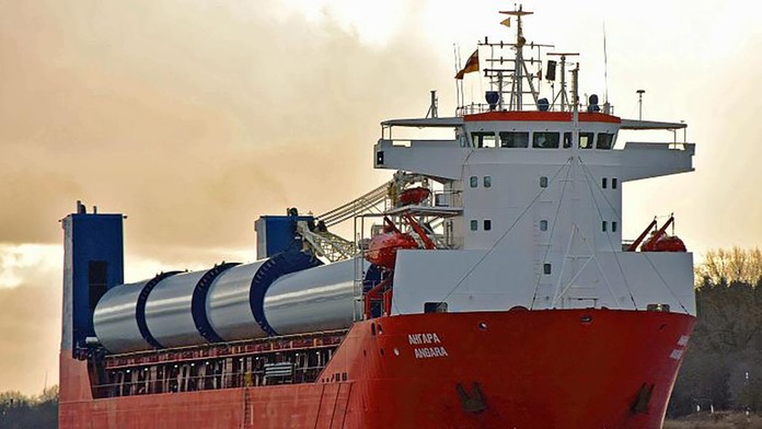 Satelitná snímka dokazuje, že Čína poskytuje prístav pre ruskú loď spájanú s dodávkami zbraní z KĽDR, tvrdí Reuters