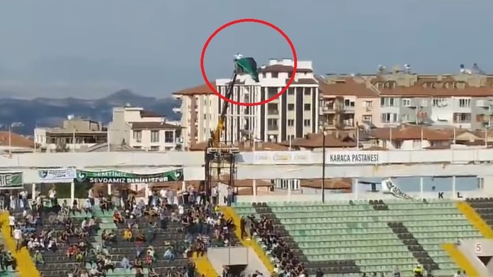 Fanúšik Denizlisporu sa takto vysporiadal so zákazom vstupu na štadión.