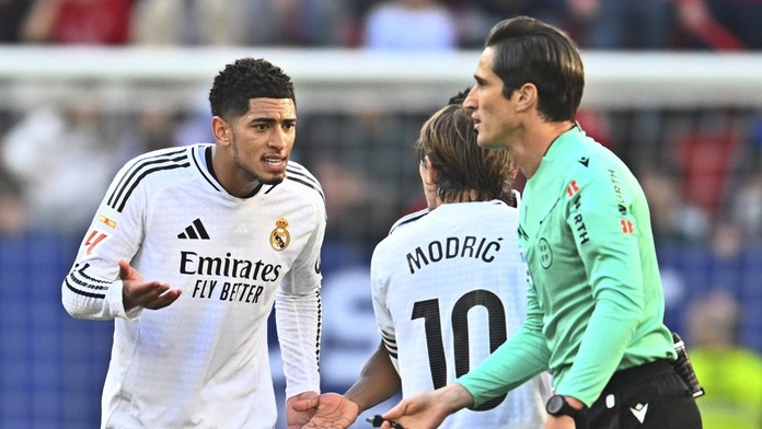 Tvrdí, že nadával sebe, nie rozhodcovi. Bellingham spoznal trest za vulgarizmy