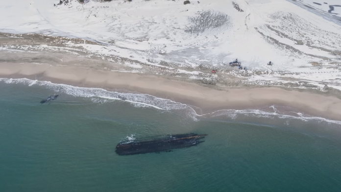 VIDEO: Ako loď duchov. Pri pobreží Kanady sa záhadne objavil stovky rokov starý vrak lode