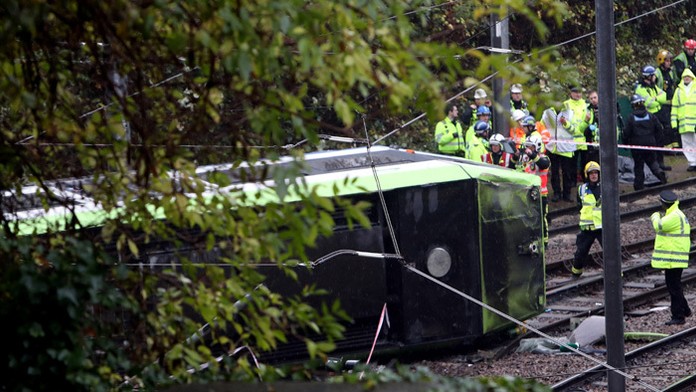 V Londýne sa vykoľajila električka.