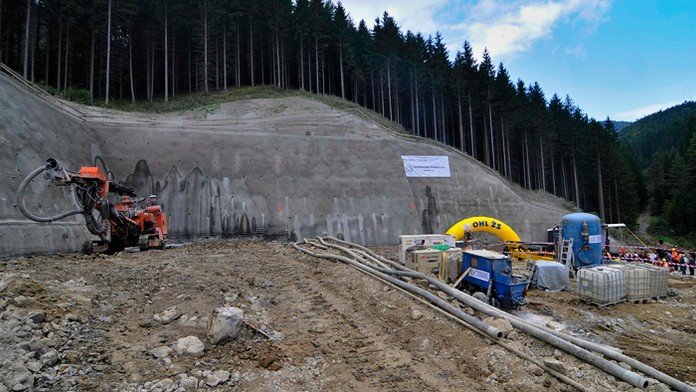 Začiatok razenia tunela Čebrať na diaľničnom úseku D1 Ivachnová - Hubová.