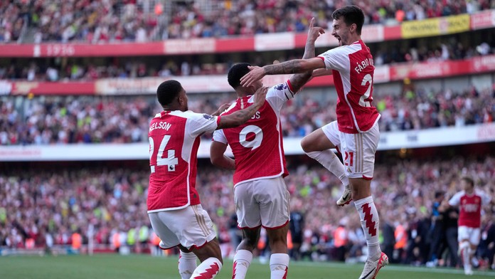 Arsenal rozhodol o výhre v šlágri kola až v nadstavenom čase. Liverpool zaznamenal tretí triumf za sebou