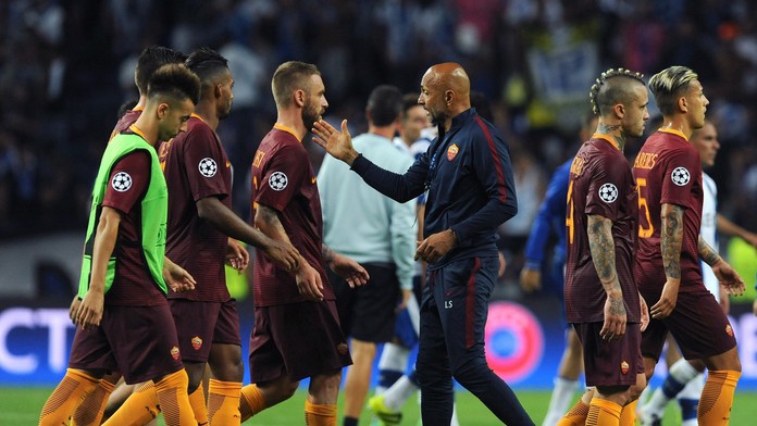 Kouč AS Rím Luciano Spalletii (v strede) si podáva ruku so spoluhráčmi.