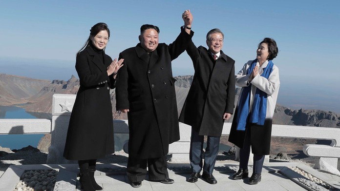 Lídri oboch Kóreí absolvovali výstup na posvätnú horu Pektu.