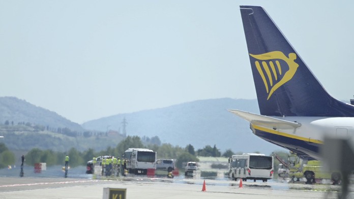 „Vidím kusy mäsa.“ Pasažieri opísali, čo sa dialo, keď muža na talianskom letisku vtiahlo do motora lietadla