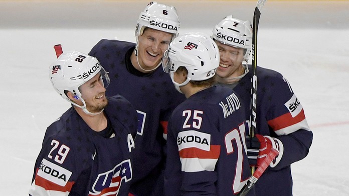 Američan Brock Nelson (vľavo) sa teší so spoluhráčmi z gólu v sieti Talianska na MS 2017.