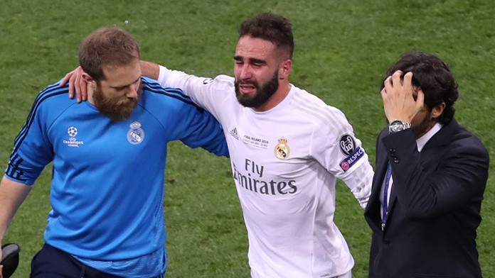 Zranený futbalista Realu Madrid  Dani Carvajal počas finále Ligy majstrov.