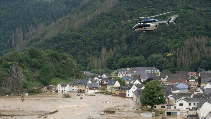 Pri silných záplavách v Nemecku zasahovali záchranári s vrtuľníkom