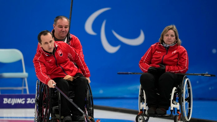 Slovenskí curleri na vozíku postúpili do bojov o cenné kovy. Stretnú sa so Švédskom, ktoré v základnej skupine zdolali