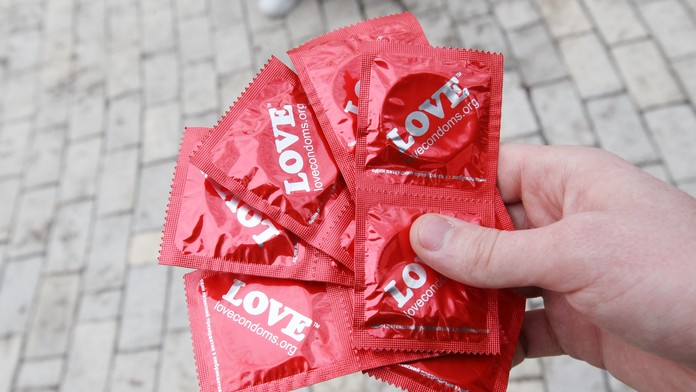 Francúzsko bude mladým poskytovať zadarmo prezervatívy