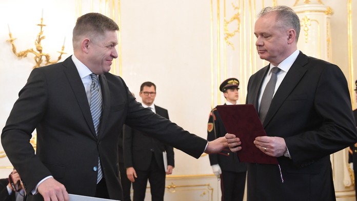 Odchádzajúci premiér Robert Fico (vľavo) a prezident SR Andrej Kiska
