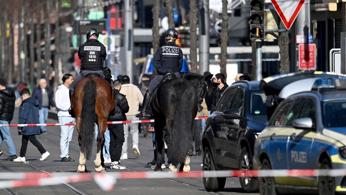 Muža, ktorý v Mannheime autom vrazil do ľudí, obvinili z vraždy