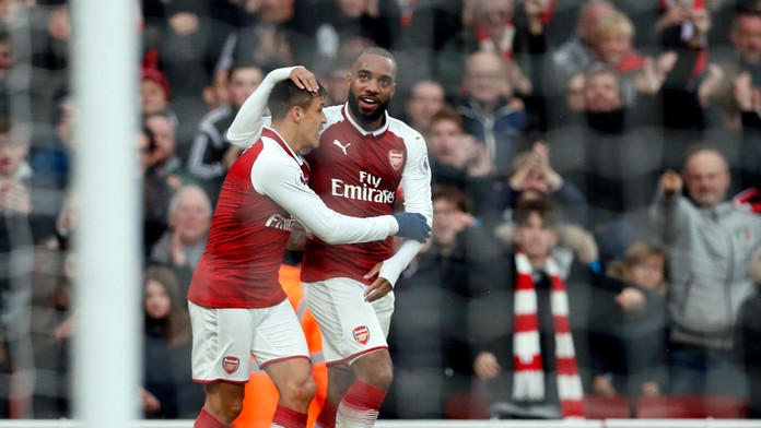 Vľavo a vpravo Žilinčania Káčer a Diaz proti Dunajskostredčanom Davisovi a Alukovi.