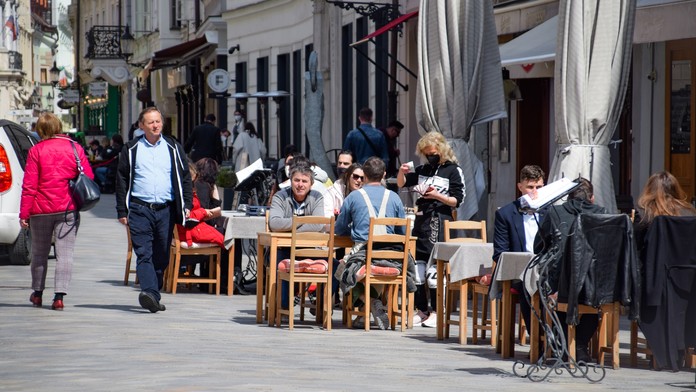 Otvorená terasa reštaurácie.