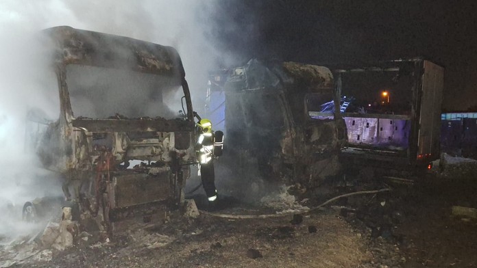 Požiar nákladiakov v Michalovciach