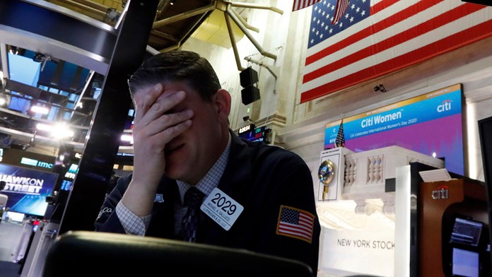 Na snímke burzový maklér na newyorskej burze.