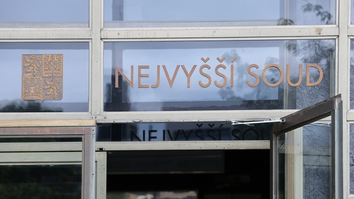 Polial ju benzínom a zahodil cigaretu, zabiť ju vraj nechcel. Slováka v Česku odsúdili na 15 rokov