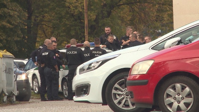 Krv ponatieral na dvere a vykrikoval, že mal AIDS.