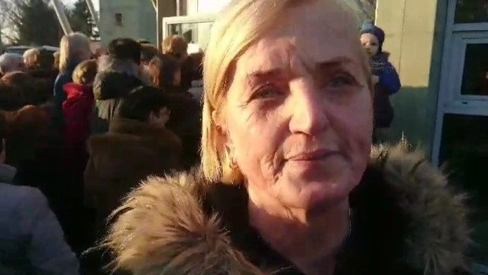 Žena ide pred sudcu.