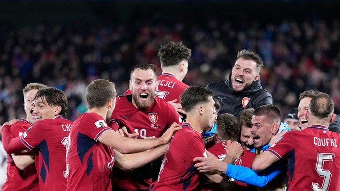 Česko zvládlo ďalšiu penaltovú drámu a oslavuje postup na MS po dvadsiatich rokoch. Bosna zaskočila Taliansko