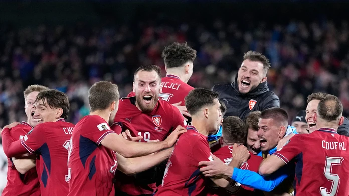 Česko zvládlo ďalšiu penaltovú drámu a oslavuje postup na MS po dvadsiatich rokoch. Bosna zaskočila Taliansko