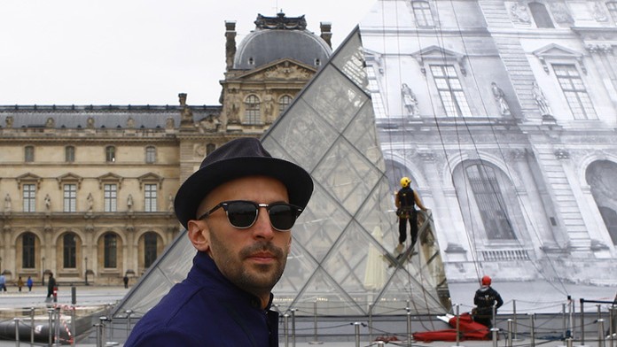Francúzsky streetartový umelec JR nechal zmiznúť slávnu sklenú pyramídu na nádvorí parížskeho Louvru.