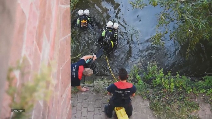 Z nemeckej rieky Rýn lovia kolobežky a bicykle