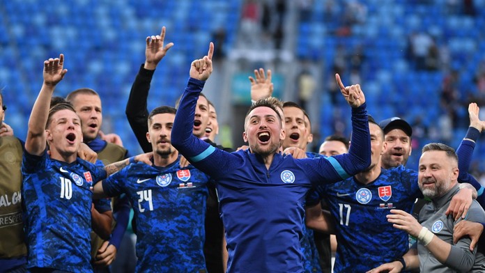 Na snímke futbalisti Slovenska oslavujú víťazstvo 2:1 nad Poľskom