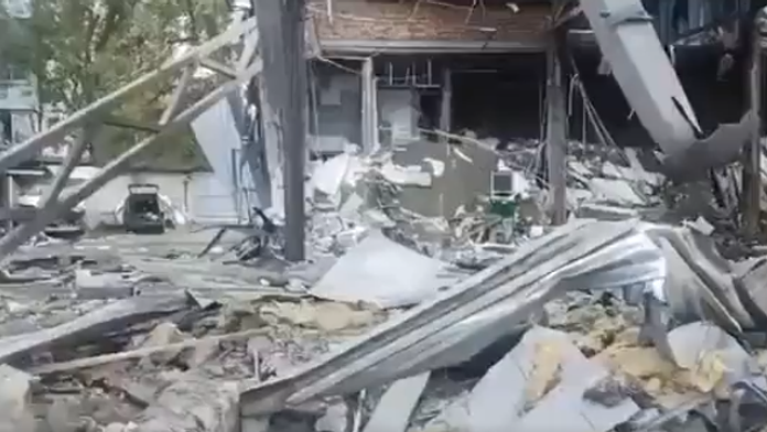 VIDEO: Rusi sa nezastavili pred ničím. V Záporoží na prach zbombardovali showroom Škody