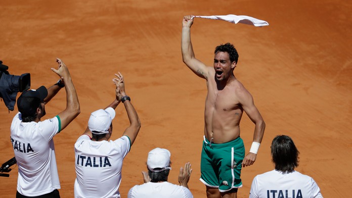Fabio Fognini s tričkom v ruke oslavuje triumf Talianska v 1. kole Davis Cupu proti Argentíne. 