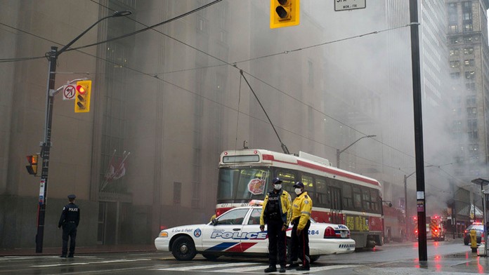 Dopravu v Toronte narušili podzemné výbuchy a hustý dym.