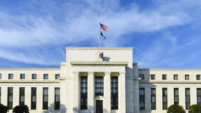 Americká centrálna banka zvýšila kľúčovú sadzbu na 16-ročné maximum