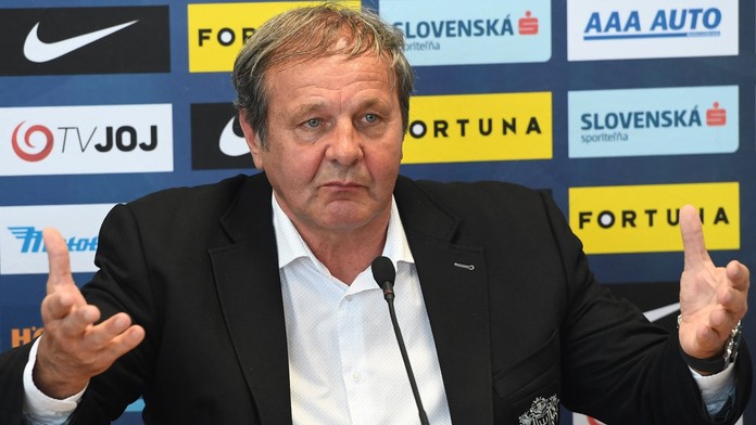 Na snímke bývalý tréner slovenskej futbalovej reprezentácie Ján Kozák počas tlačovej konferencie.