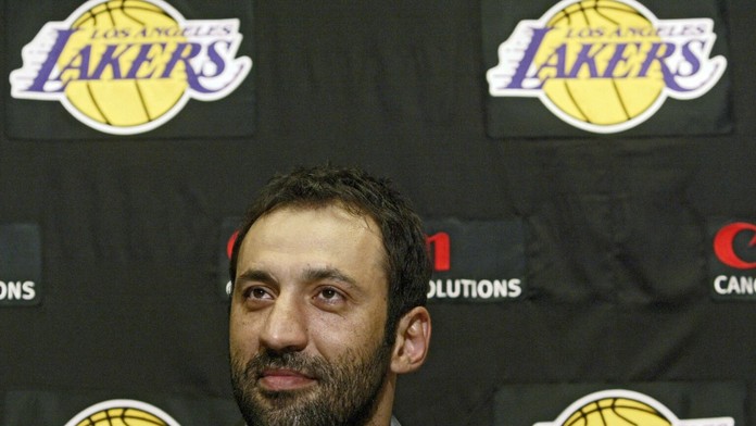 Vlade Divac po podpise zmluvy s LA Lakers v roku 2004.