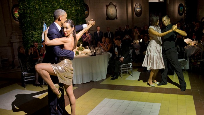 Barack Obama a prvá dáma USA Michelle tancujú s profesionálnymi tanečníkmi tango.