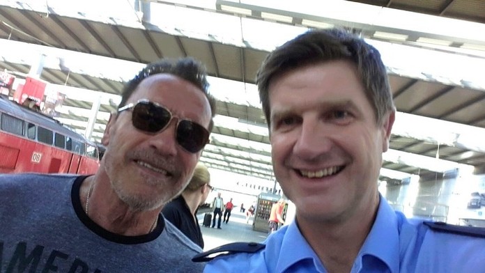 Schwarzenegger mal v Mníchove problém s políciou. Vyriešila to selfieator.jpg