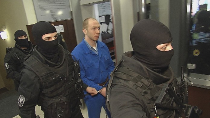 Na Krajský súd v Trnave Behana s reťazami na rukách i na nohách predviedli ozbrojení kukláči.