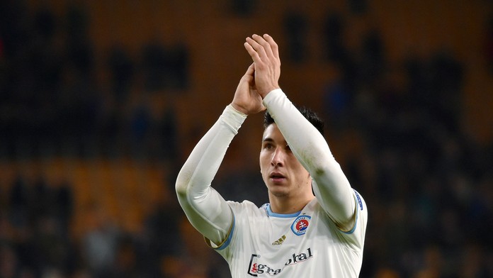 Zľava Arťom Suchockij a Marin Ljubičič zo Slovana Bratislava reagujú po dueli EL na pôde Wolverhamptonu.