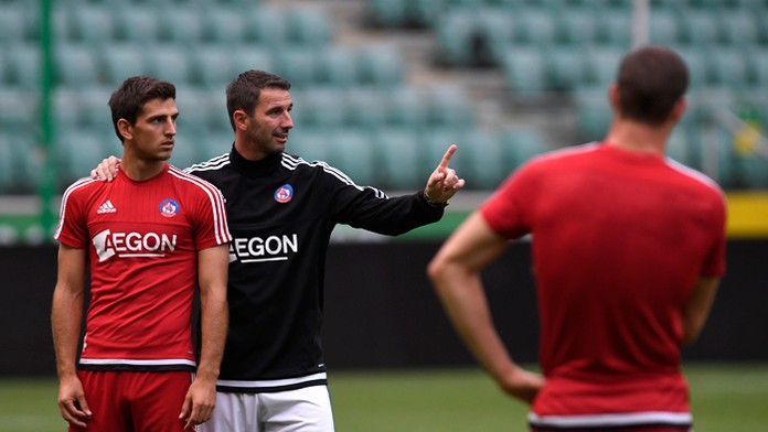 Jakub Holúbek a tréner Martin Ševela počas tréningu na štadióne Legie Varšava.