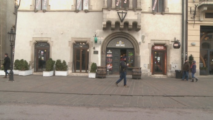 Na snímke vľavo stredopoliar Bayernu Leon Goretzka strieľa úvodný gól