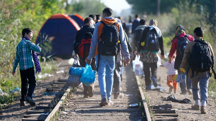 Migranti, ktorí opustili záchytný tábor.