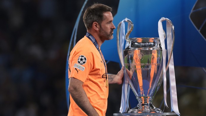 Hral dva zápasy, získal ôsmu trofej. (Ne)potrebný muž na lavičke Manchestru City zarobil milióny