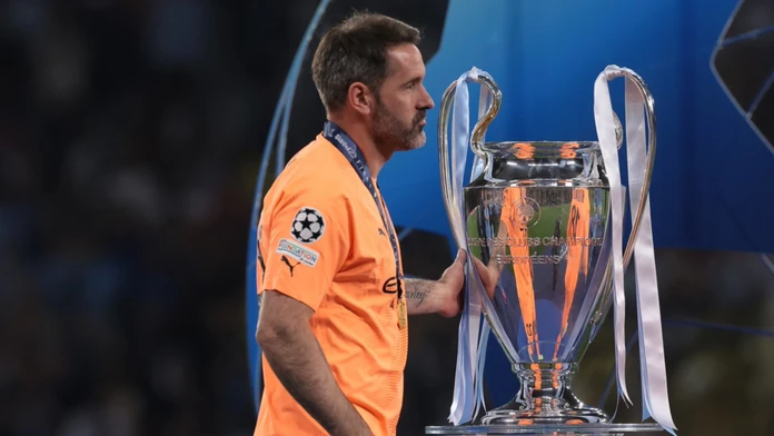 Hral dva zápasy, získal ôsmu trofej. (Ne)potrebný muž na lavičke Manchestru City zarobil milióny