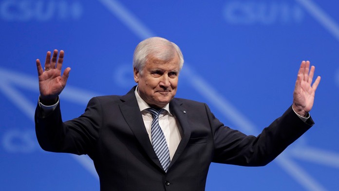 Zničené policajné auto Janom Golisom (†42).